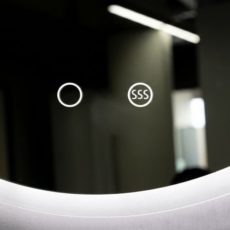 Botón táctil integrado en la luna de un espejo LED