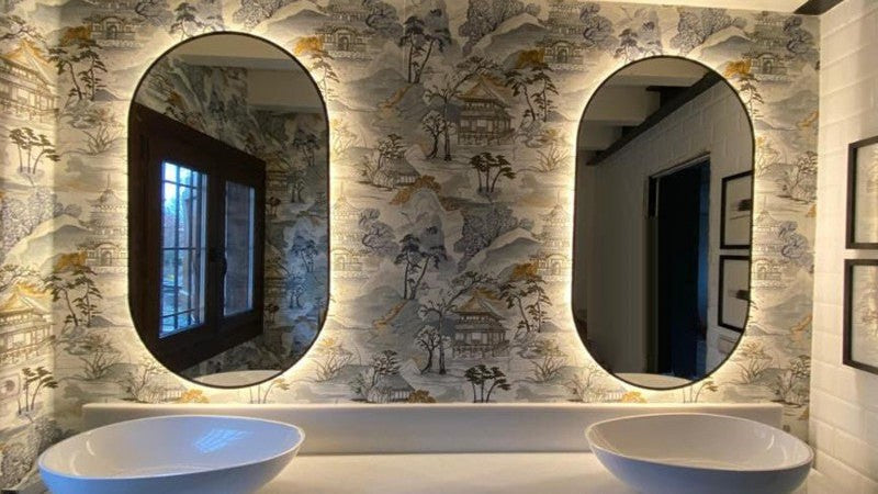 Espejos LED encendidos en un baño