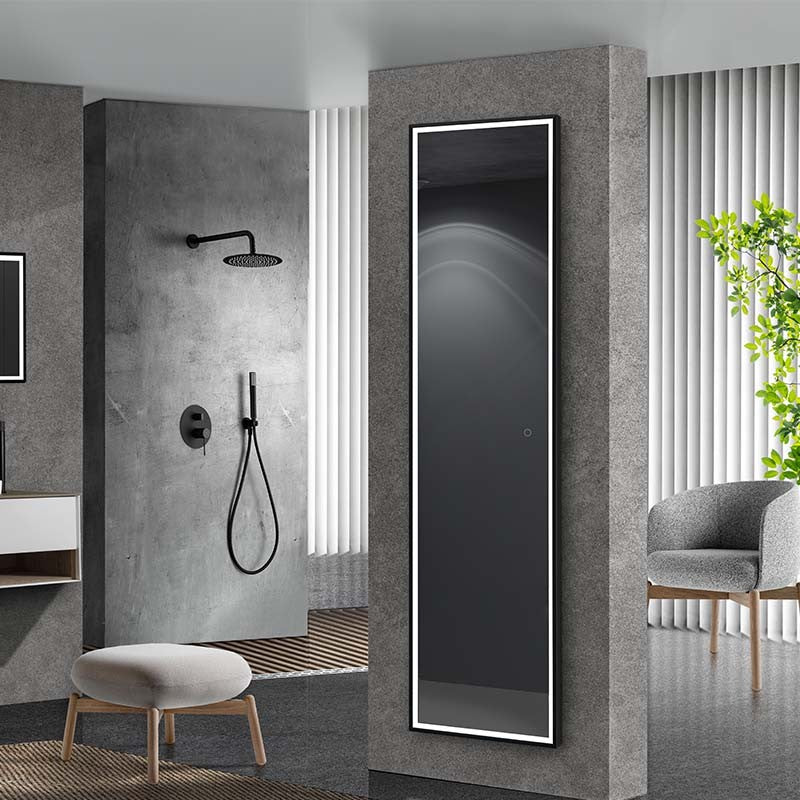 Espejo de baño LED rectangular con luz frontal New York – marco negro mate en un baño